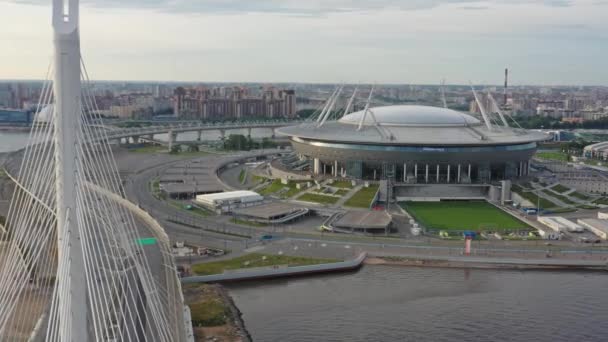 Vista Aérea Alrededor Del Puente Cable Con Coches San Petersburgo — Vídeos de Stock