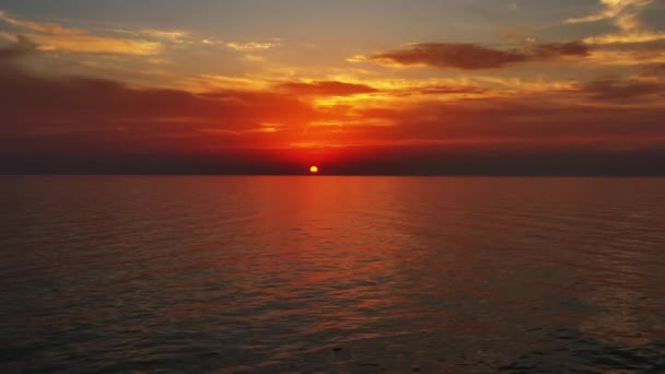 Bewegend Een Rustig Zeeoppervlak Tijdens Een Prachtige Zonsondergang — Stockvideo