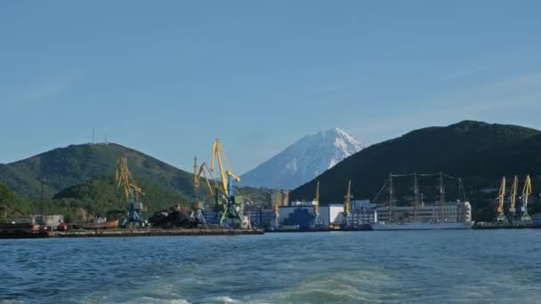 Vista Cidade Petropavlovsk Kamchatsky Baía Avacha Vulcão Koryaksky Extremo Oriente — Vídeo de Stock