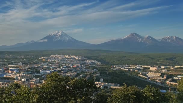 Petropavlovsk Kamchatsky Πόλη Στο Ηλιοβασίλεμα Και Κώνο Του Ηφαιστείου Χερσόνησος — Αρχείο Βίντεο