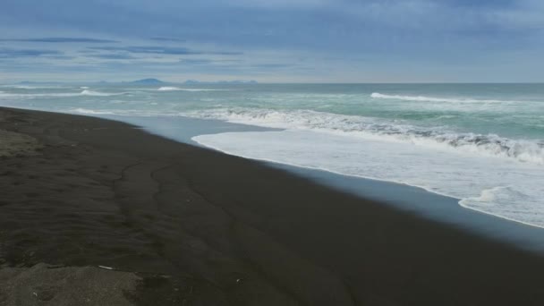 Playa Khalaktyrsky Con Arena Negra Olas Del Océano Pacífico Península — Vídeos de Stock