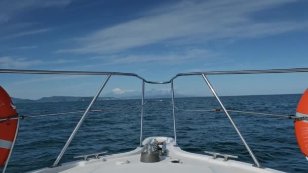 Στην Πλώρη Του Σκάφους Κατά Μήκος Της Ακτής Της Χερσονήσου — Αρχείο Βίντεο