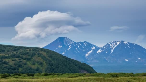 Dramática Espectacular Formación Nubes Lenticulares Sobre Volcán Península Kamchatka Rusia — Vídeos de Stock