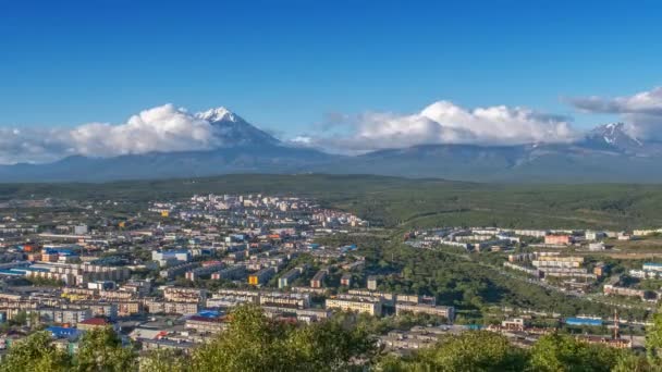 Petropavlovsk Kamchatsky市と雲は カムチャツカ半島 ロシア タイムラプス4Kのコーンの周りを回転します — ストック動画