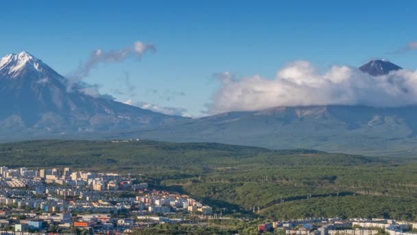 Petropavlovsk Kamchatsky Πόλη Και Σύννεφα Περιστρέφονται Γύρω Από Κώνους Του — Αρχείο Βίντεο