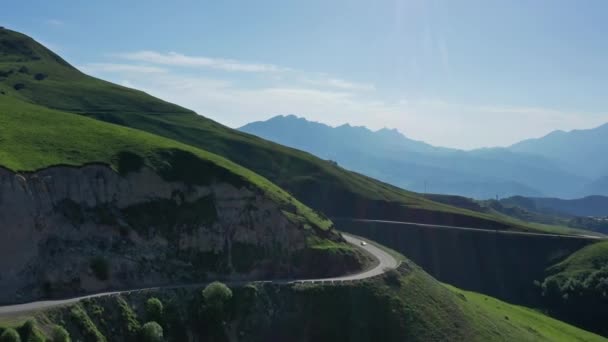 Luchtfoto Van Weg Kaukasus Weg Door Groene Heuvels — Stockvideo
