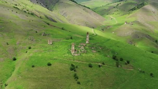 Vista Aérea Alrededor Del Complejo Torres Medievales Las Montañas Ingushetia — Vídeos de Stock