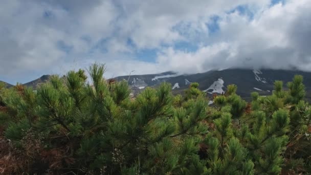 Landschaft Mit Dem Wilden Gelände Der Halbinsel Kamtschatka Unter Wolken — Stockvideo