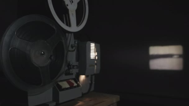 スクリーン上のフィルムを示す古い8ミリメートルのプロジェクター — ストック動画