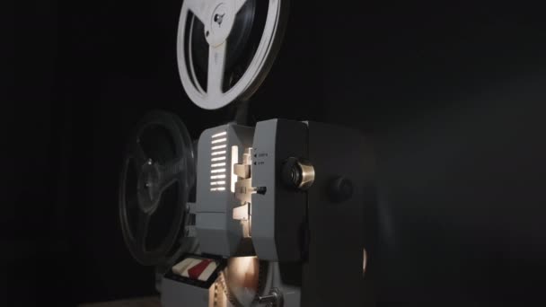 Antiguo Proyector Que Muestra Película — Vídeos de Stock