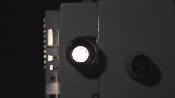 装有镜头照明弹的旧投影机 — 图库视频影像