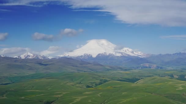 俄罗斯Bermamyt高原北高加索地区Elbrus山和云的美丽景色 全景时间4K — 图库视频影像