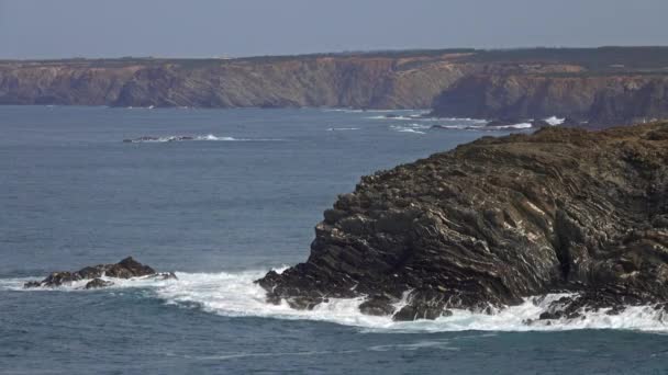 Mořské Vlny Sopečná Hornina Otvorem Pobřeží Portugalska — Stock video