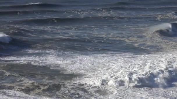 Valuri Mari Spumă Care Rostogolesc Suprafața Unui Ocean Furtunos — Videoclip de stoc