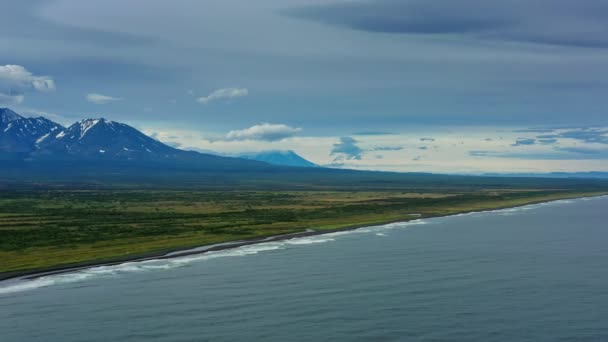 Vista Panorâmica Aérea Praia Khalaktyrsky Com Areia Preta Vulcão Península — Vídeo de Stock