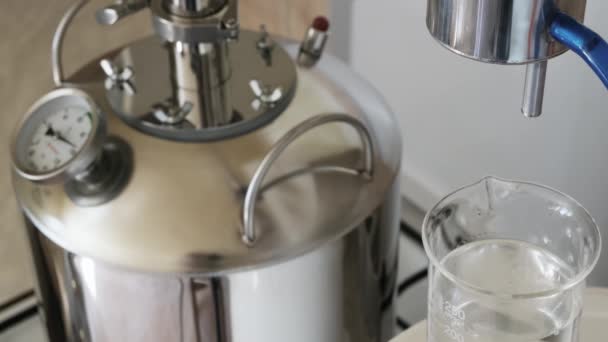 Equipo Destilación Casera Para Destilación Alcohol — Vídeo de stock