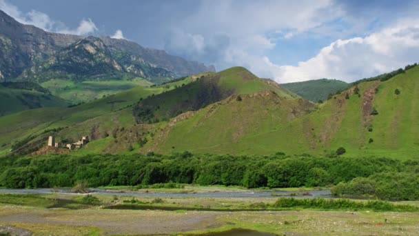 中世の塔山と川の複合体 Inguhetia ロシア — ストック動画