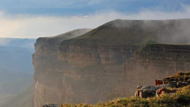 Hermoso Paisaje Con Meseta Bermamyt Atardecer Montañas Del Cáucaso Norte — Vídeos de Stock