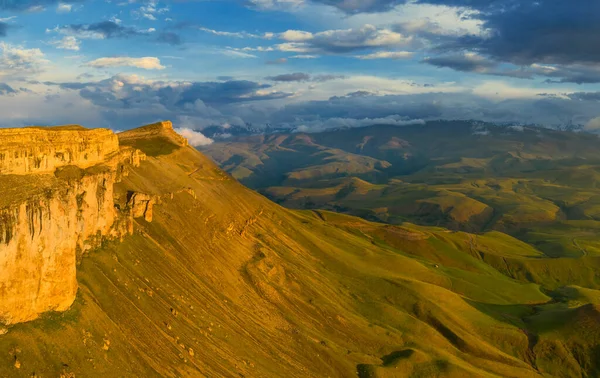 Plateau Bermamyt e colinas ao pôr-do-sol — Fotografia de Stock