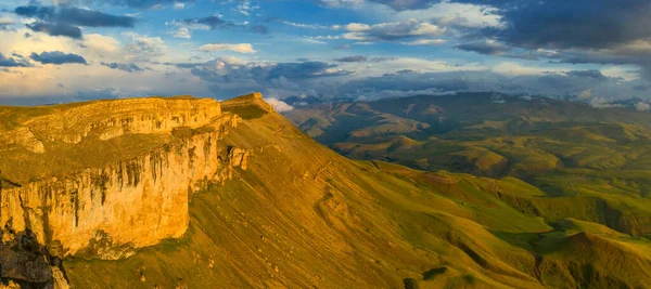 Plateau Bermamyt e colinas ao pôr-do-sol — Fotografia de Stock