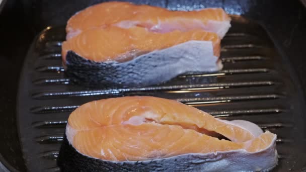 Filetes Parrilla Salmón Pescado Cocinado Una Sartén — Vídeo de stock