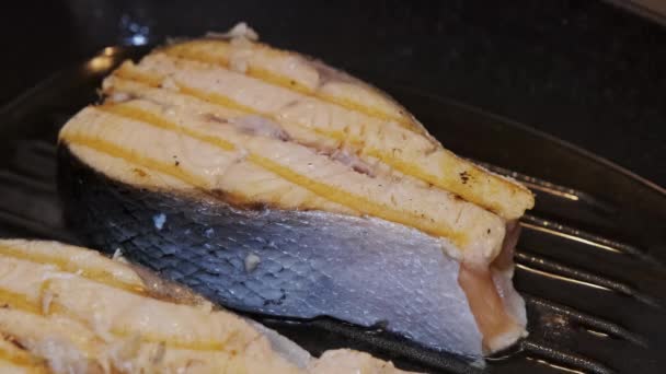 フライパンで鮭の魚料理を焼く — ストック動画