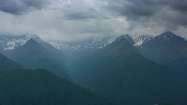 무렵높은 카프카스 산맥에 자리잡고 파노라마 러시아 셰티아 공화국 — 비디오