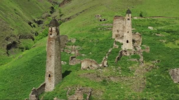 Αεροφωτογραφία Του Μεσαιωνικού Συγκροτήματος Πύργου Στα Βουνά Της Ινγκουσετίας Ρωσία — Αρχείο Βίντεο