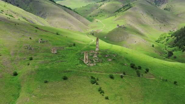 Inguhetia ロシア 4Kの山の中で中世の塔複合体のビューの周りの空中 — ストック動画