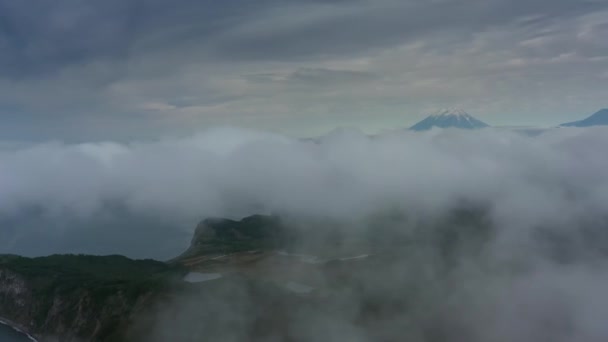 Vista Panorâmica Aérea Nuvens Vulcão Península Kamchatka Rússia — Vídeo de Stock