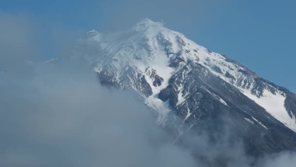 Szczyt Koryakskiego Wulkanu Chmurach Półwyspie Kamczatka Rosja — Wideo stockowe