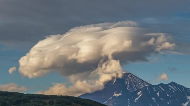 Drammatica Spettacolare Formazione Nubi Lenticolari Sul Vulcano Sulla Penisola Kamchatka — Video Stock