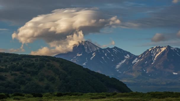 Drammatica Spettacolare Formazione Nubi Lenticolari Sul Vulcano Sulla Penisola Kamchatka — Video Stock