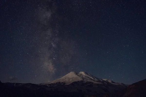 Gwiazdy w nocy i góra Elbrus — Zdjęcie stockowe