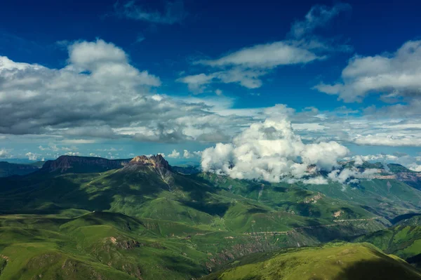 Kafkasya 'da bulutların altında Mountais — Stok fotoğraf