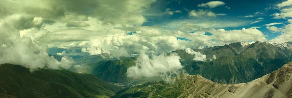 Colinas y montañas bajo las nubes —  Fotos de Stock