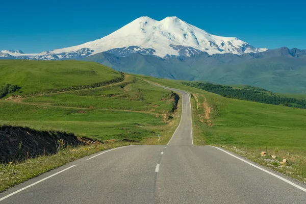 Strada che conduce al monte Elbrus — Foto Stock