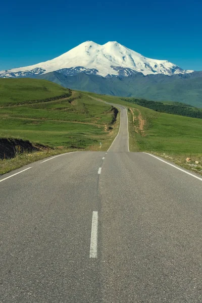 Strada che conduce al monte Elbrus — Foto Stock