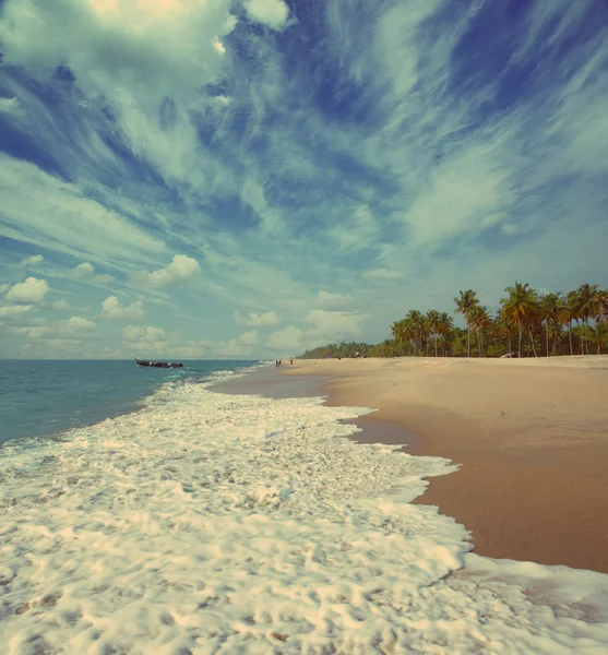 Beach landscape with fishermen - vintage retro style — Stock Photo, Image