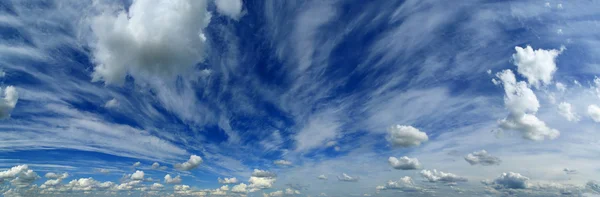 Панорама красивого неба с облаками — стоковое фото