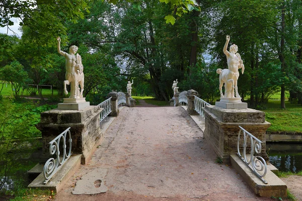 At-adamları köprü pavlovsk Park — Stockfoto