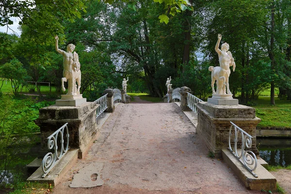 Pont des centaures dans le parc Pavlovsk — Photo