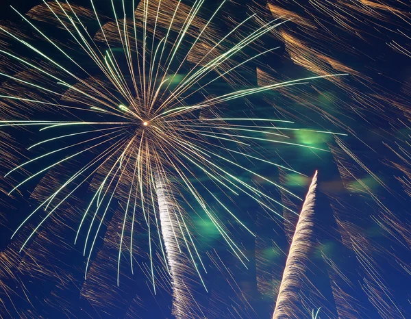 Hermoso espectáculo de fuegos artificiales —  Fotos de Stock