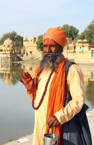 Heilige Sadhu mannen met traditionele geschilderde gezicht in India — Stockfoto