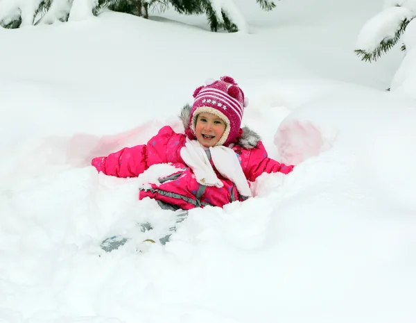 Счастливая маленькая девочка в снегу — стоковое фото