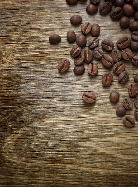 Kahve çekirdekleri closeup eski ahşap üzerine — Stok fotoğraf