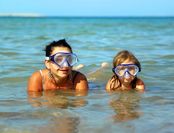 Nyaralás - anya lányát, snorkeling — Stock Fotó