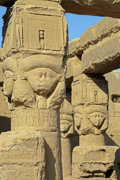 Ancient Egyptian Hathor sculptures in temple of Dendera — Stock Photo, Image