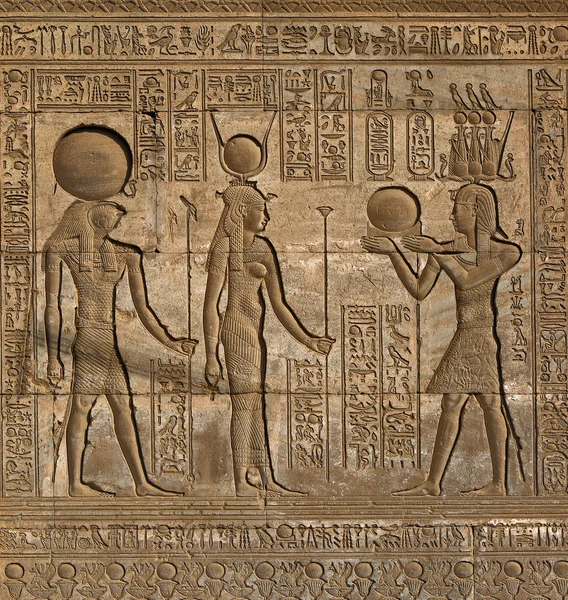 Hieroglificzne rzeźby w starożytnej świątyni egipskiej — Zdjęcie stockowe