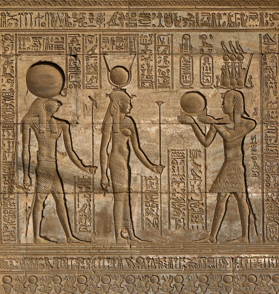 Hieroglyphic carvings in ancient egyptian temple — Stock Photo, Image